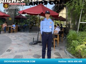 Bảo vệ giữ xe quán cafe